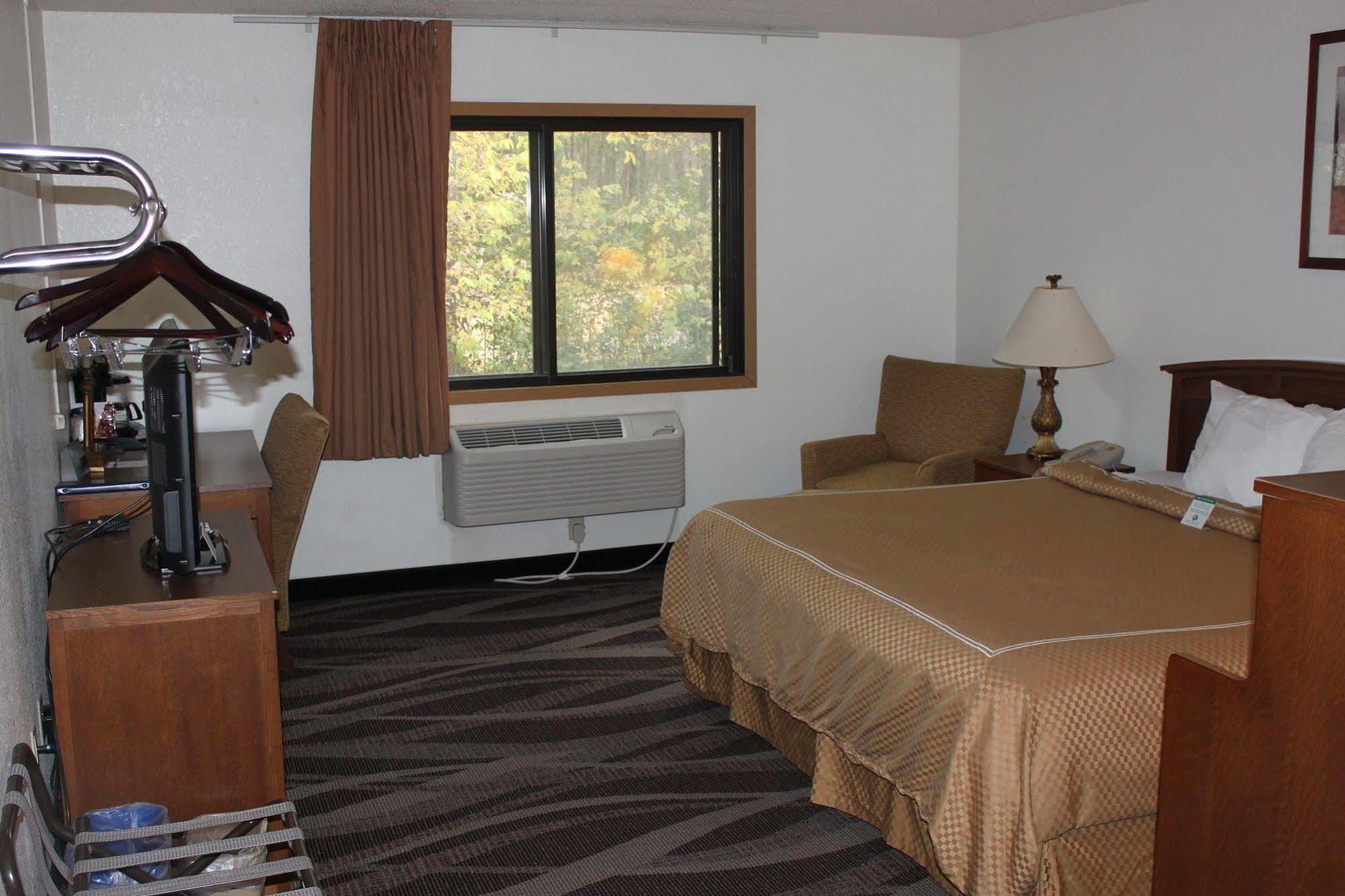 Boarders Inn And Suites By Cobblestone Hotels - Ripon Esterno foto