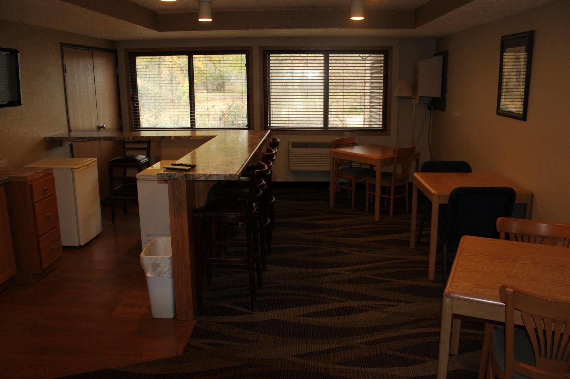 Boarders Inn And Suites By Cobblestone Hotels - Ripon Esterno foto