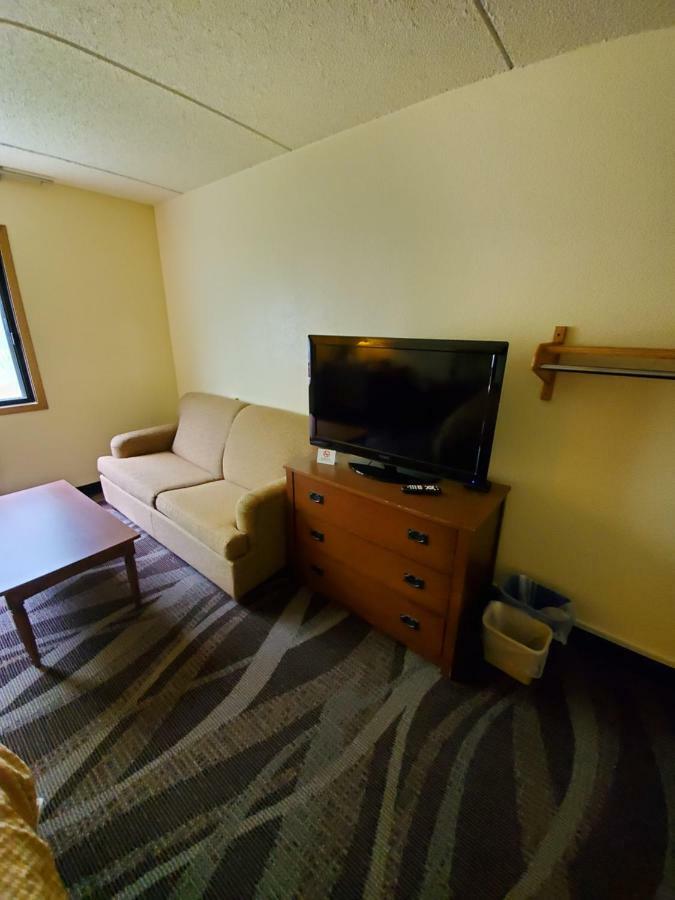 Boarders Inn And Suites By Cobblestone Hotels - Ripon Esterno foto
