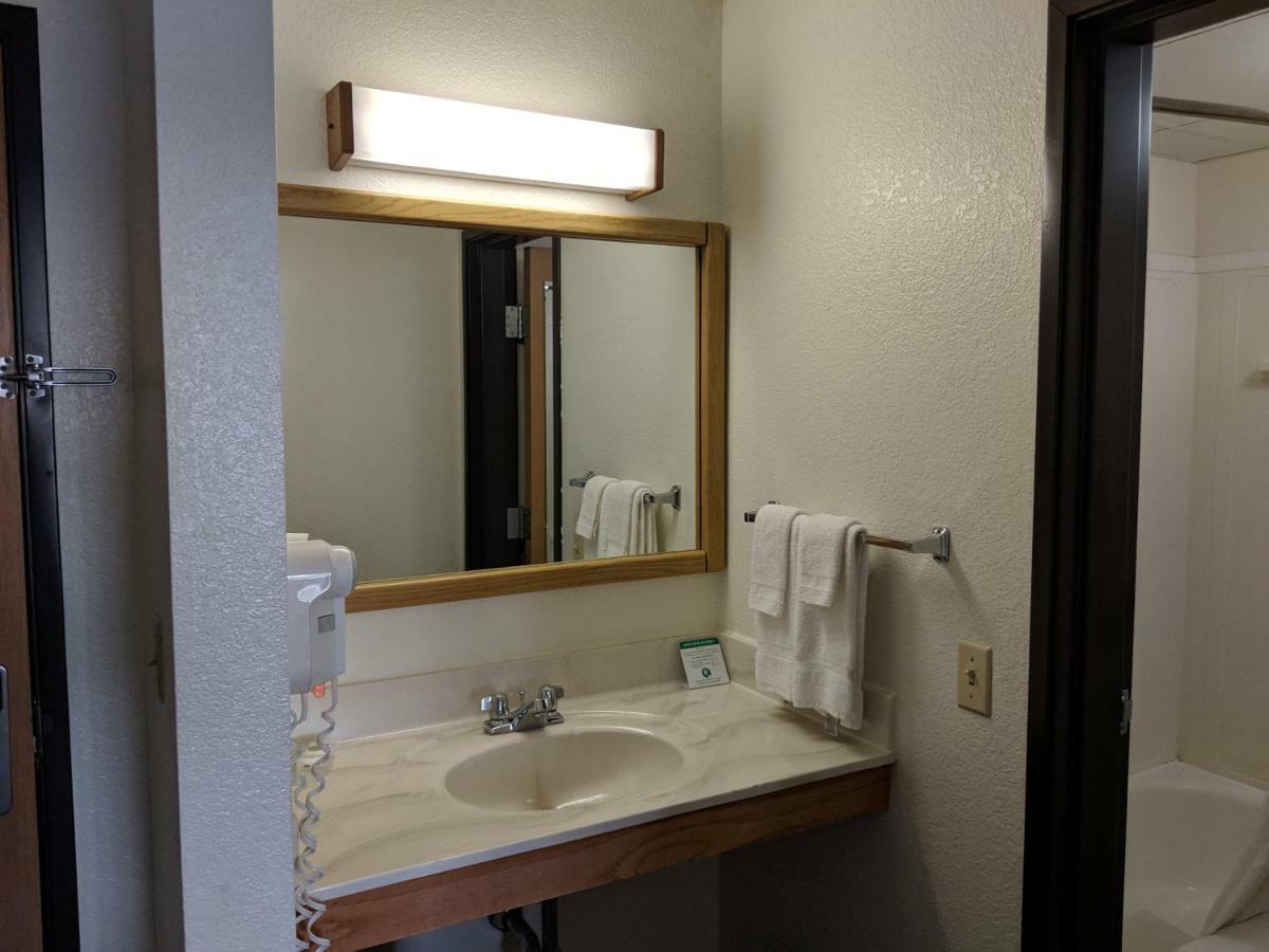 Boarders Inn And Suites By Cobblestone Hotels - Ripon Esterno foto
