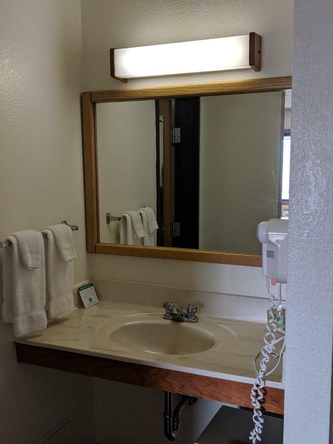 Boarders Inn And Suites By Cobblestone Hotels - Ripon Esterno foto